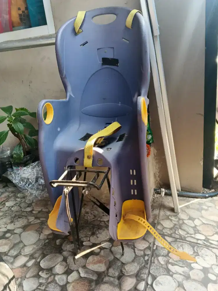 Boncengan anak  disepeda