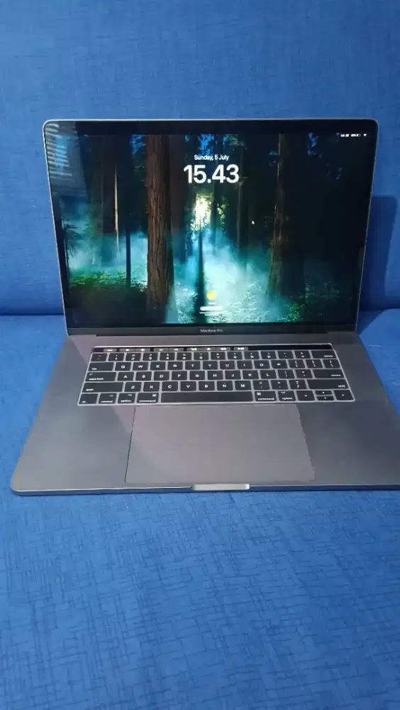 Macbook pro i7 2019 15 inc ram 32/storage 512 double VGA