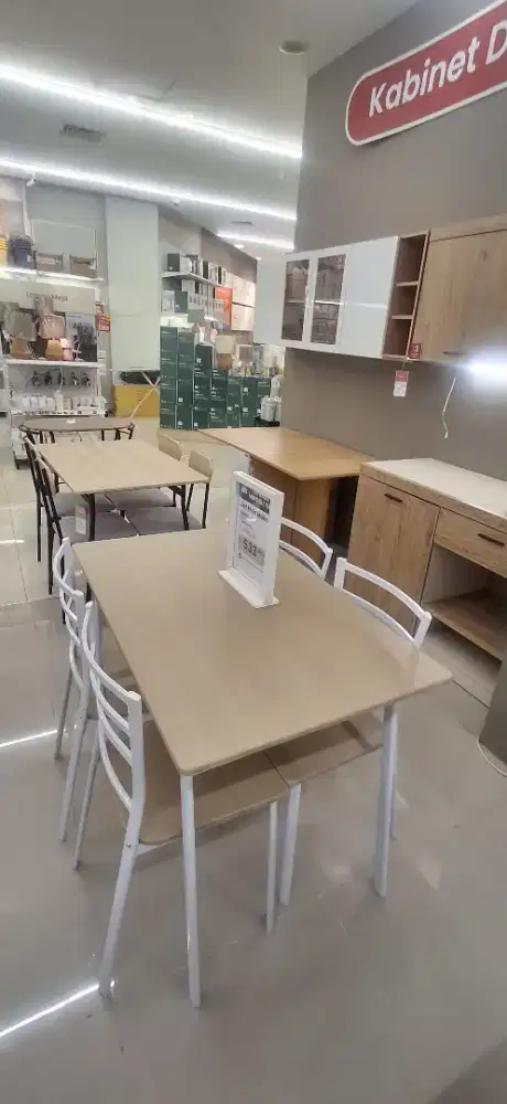 Meja makan harris