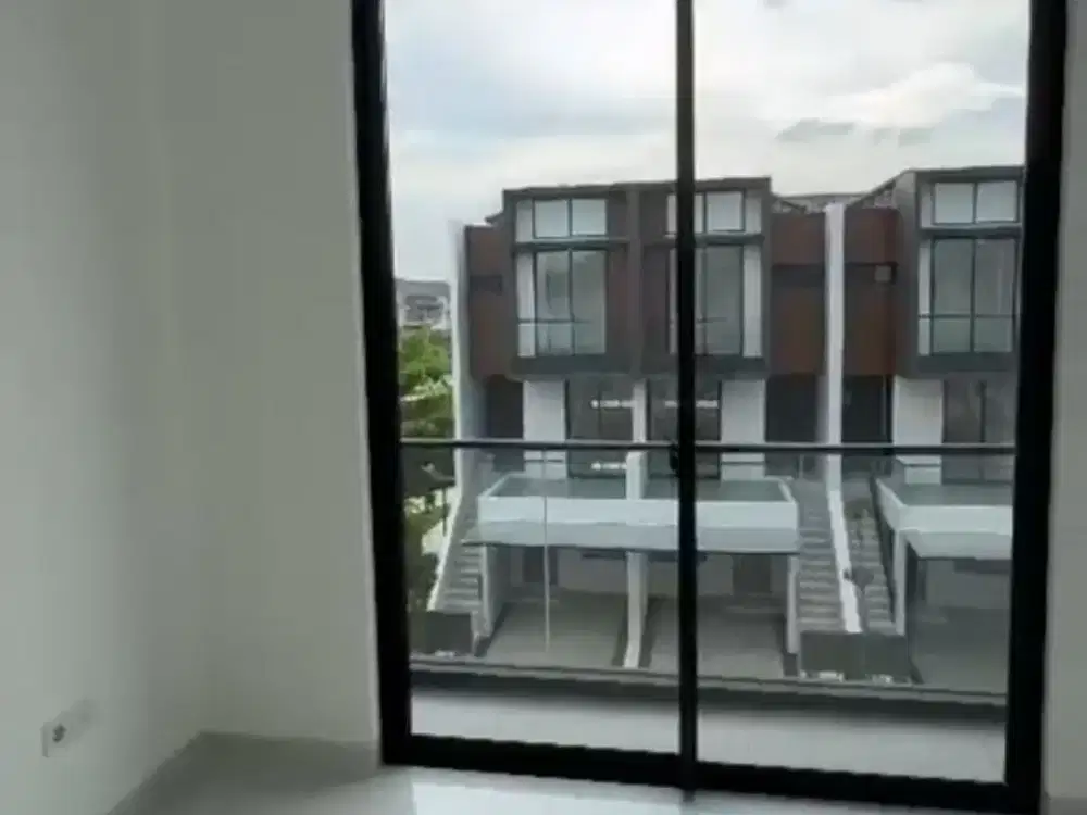 Jual Cepat Rumah 3 + 1 Kamar Tidur Golf Island PIK Cluster Piano 3 Lantai Siap Huni