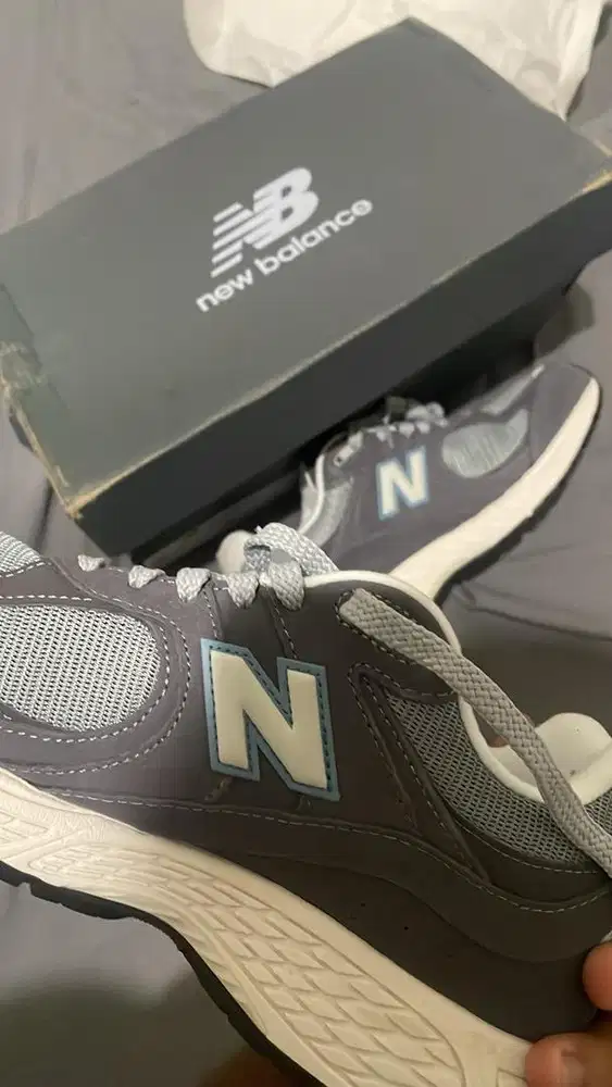 NEW BALANCE 2002R