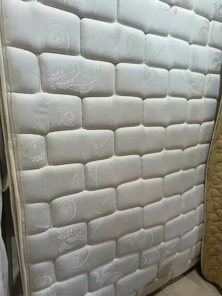 Kasur spring bed um. 180x200 merk Florence Siena