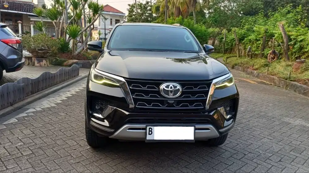 Toyota Fortuner 2.4 VRZ 4x4 Solar-AT Tahun 2021 Hitam Km 40 RB Record.