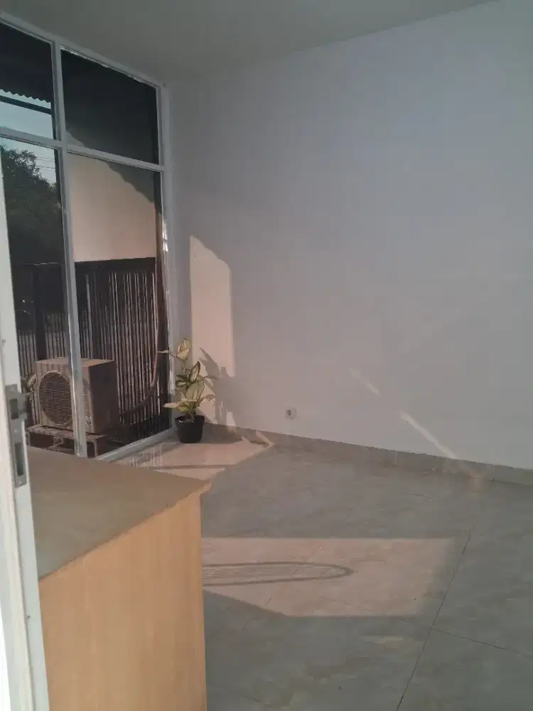 Disewakan Town house 3 lantai semi furnished