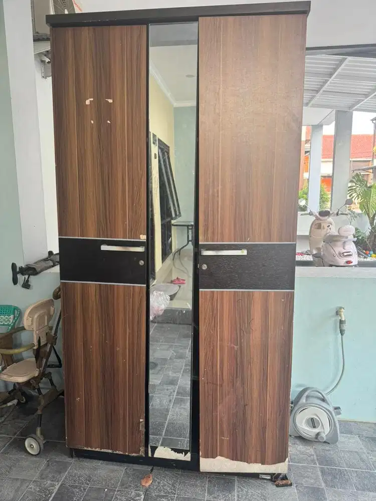 Lemari dua pintu, ada kaca full di tengah, kondisi rusak