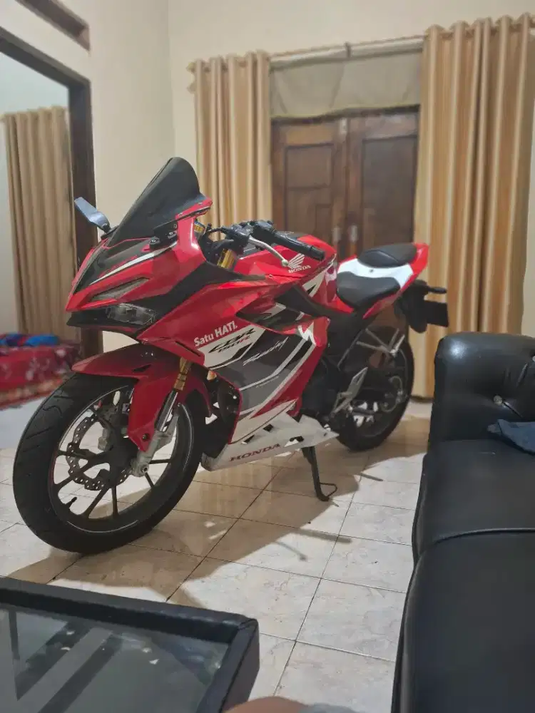 Jual honda cbr 150 r tahun 2021 mesin halus original km rendah