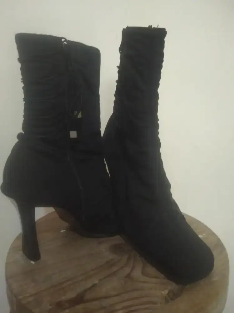 Sepatu boot hitam