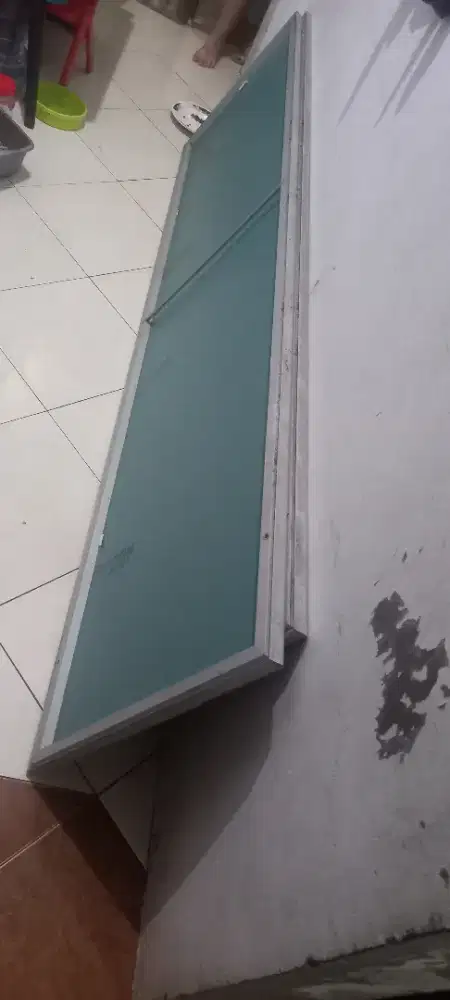 Kaca ruang makan warteg