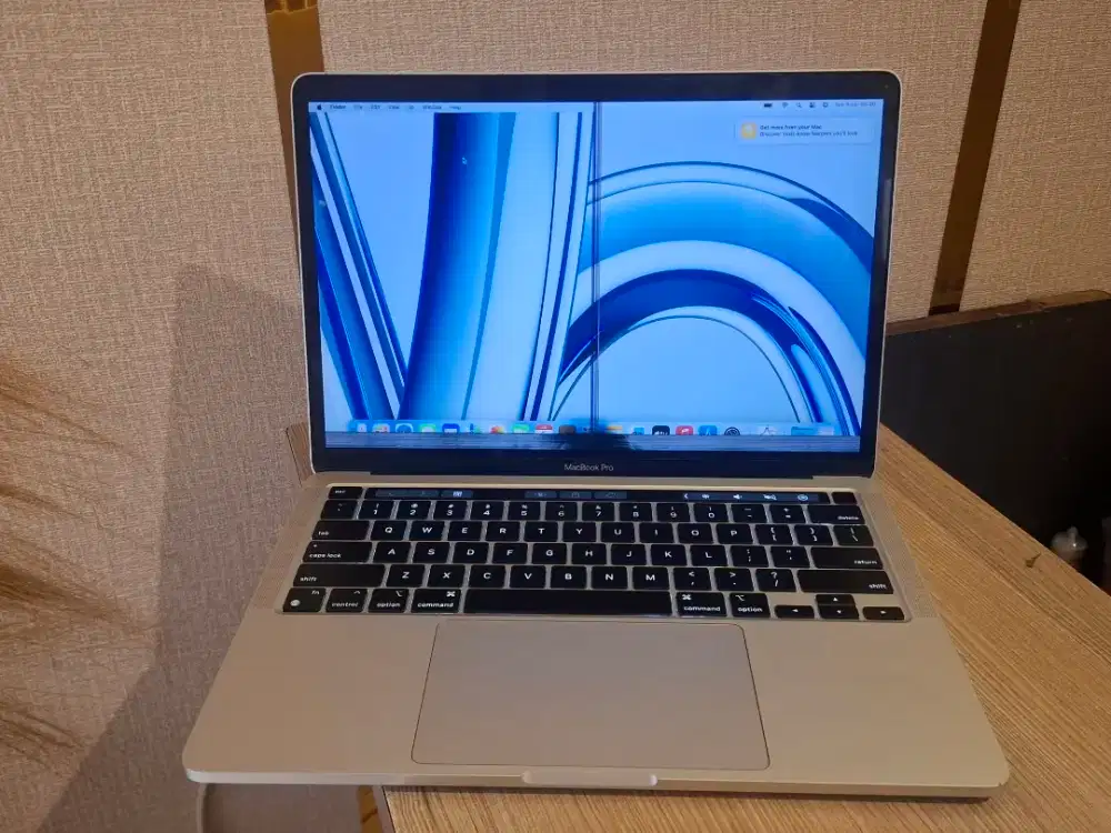 Macbook Pro M2 Toucbar 2022,Ram 8/256 gb