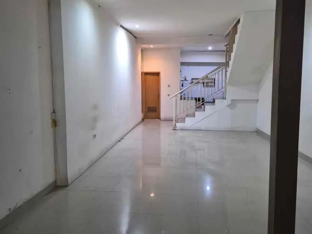 Disewakan 
Rumah sayap jl.burangrang
Lt. ± 90
Lb. ± 250 ( 3 lantai)
Kt. 3
KM. 3
air submersible
Listrik 2200
Hrg sewa 95 jt/thn nepis

Ne na