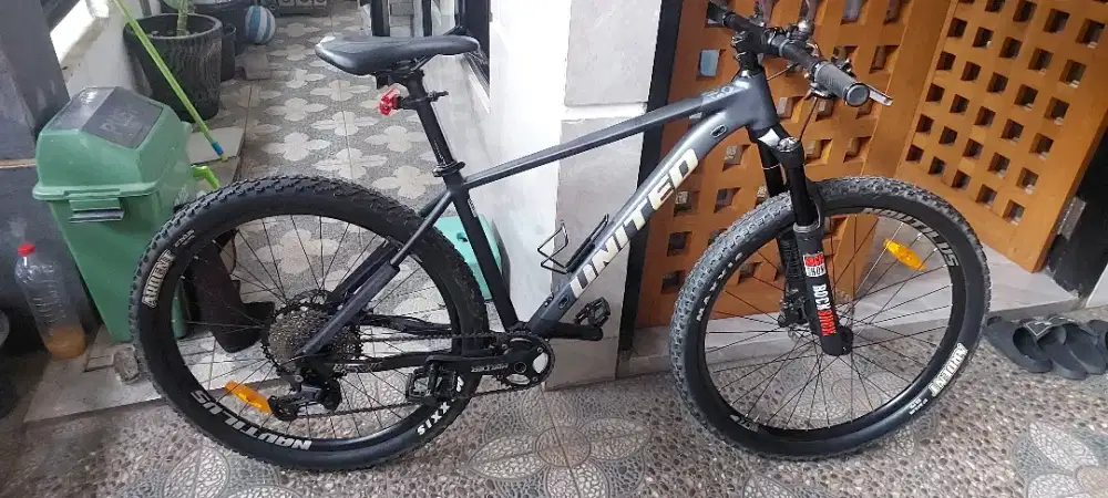 MTB United Clovis 5.10 Grey