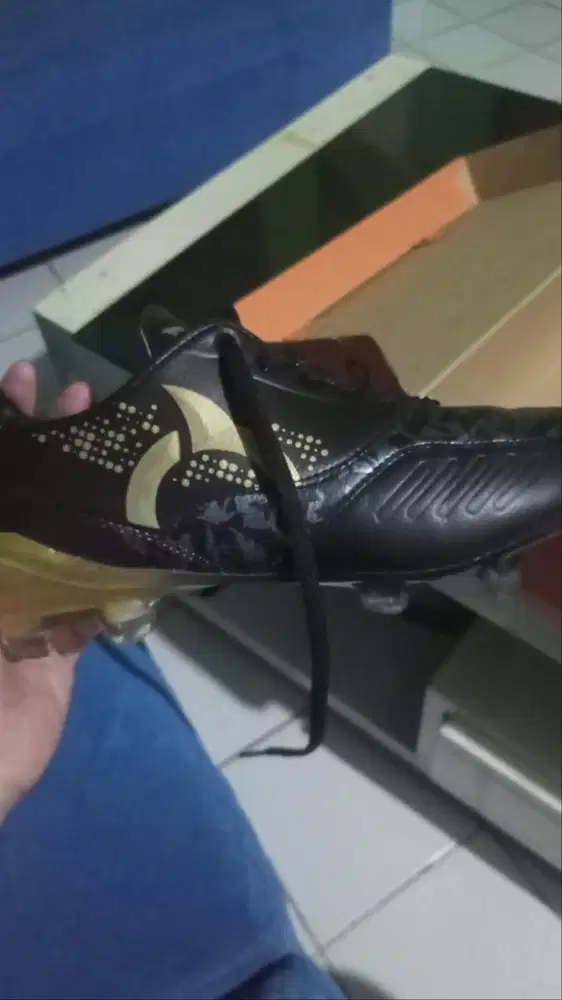 Sepatu baru sekali pakai