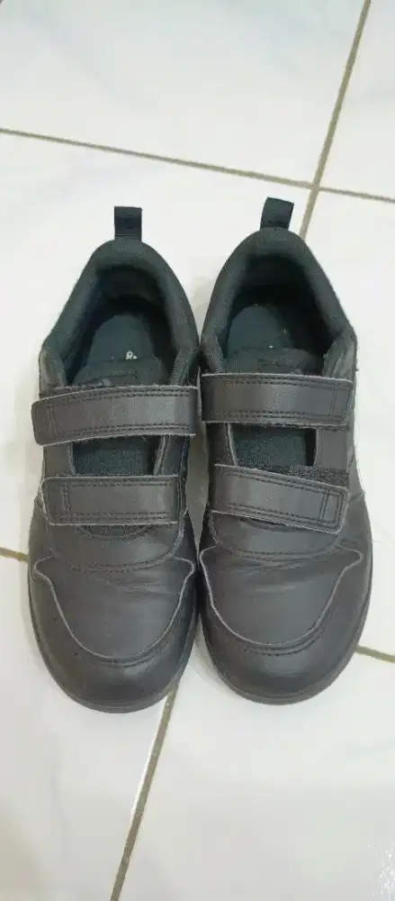 Sepatu anak Adidas original. Ukuran 37. Masih bagus,sol tebal,no minus