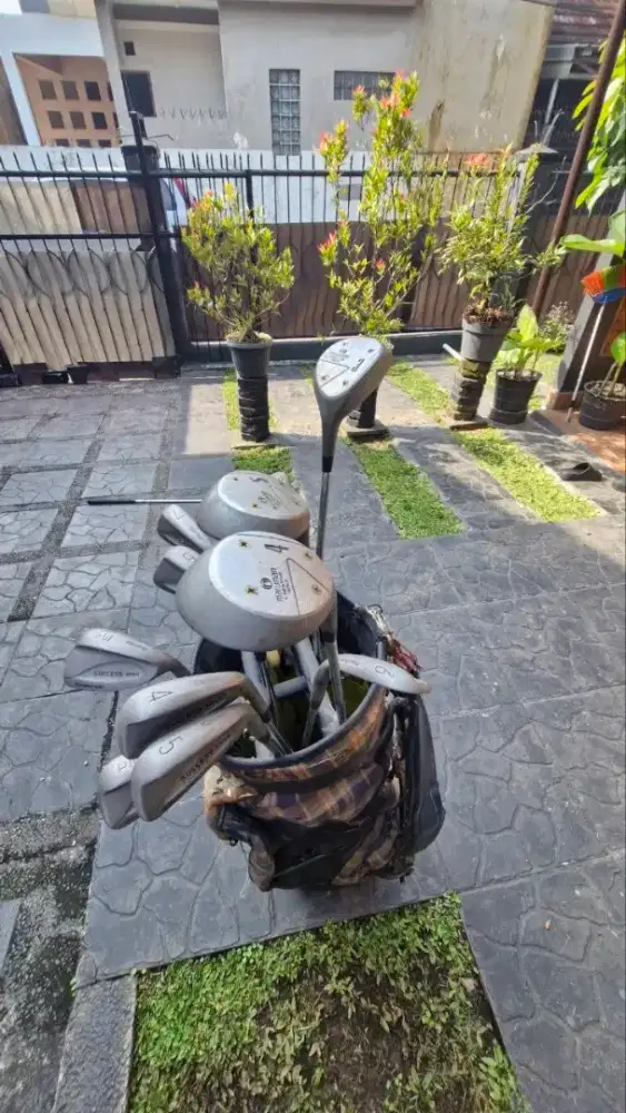 Seperangkat stik golf merek maruman