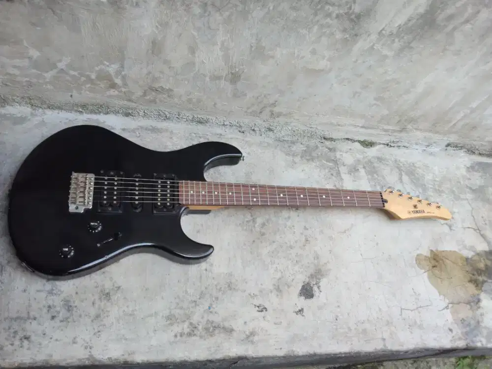 Gitar Yamaha ERG121