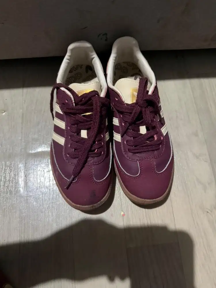 Sepatu adidas maroon