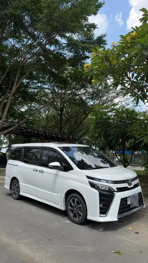 Toyota Voxy 2.0 2019 Putih A/T