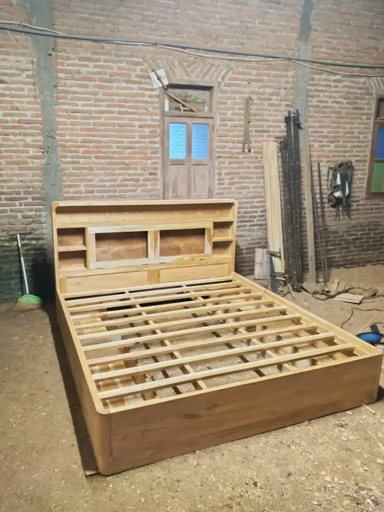 Dipan tempat tidur headboard model rak