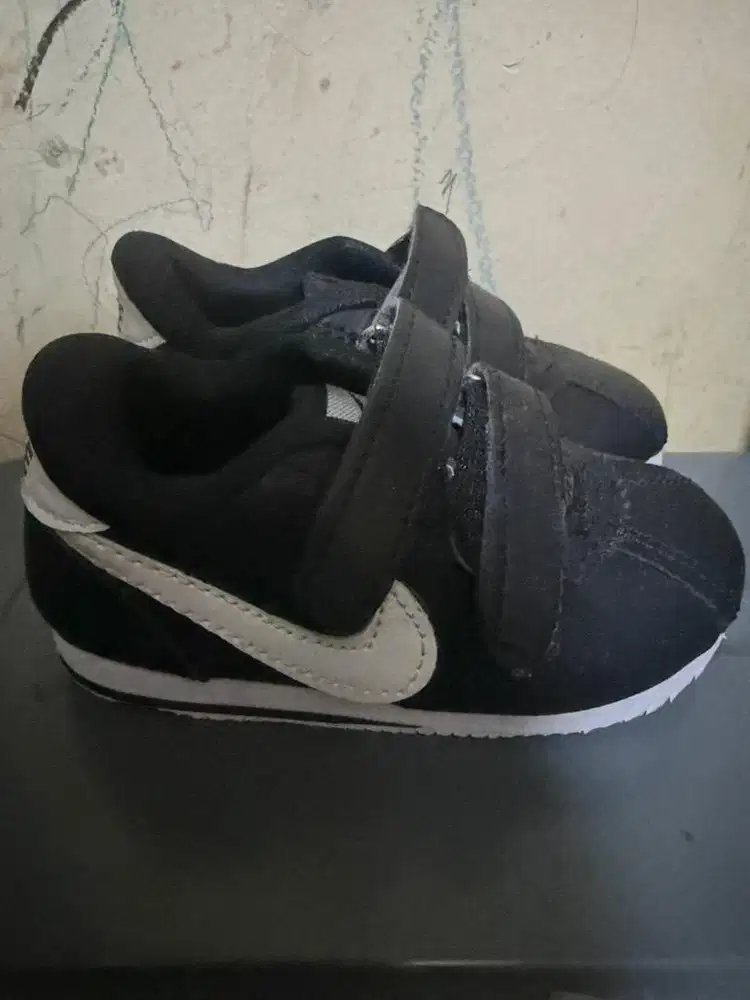 Sepatu hitam anak