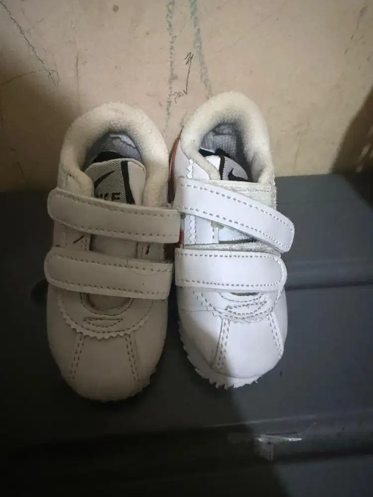 Sepatu putih anak
