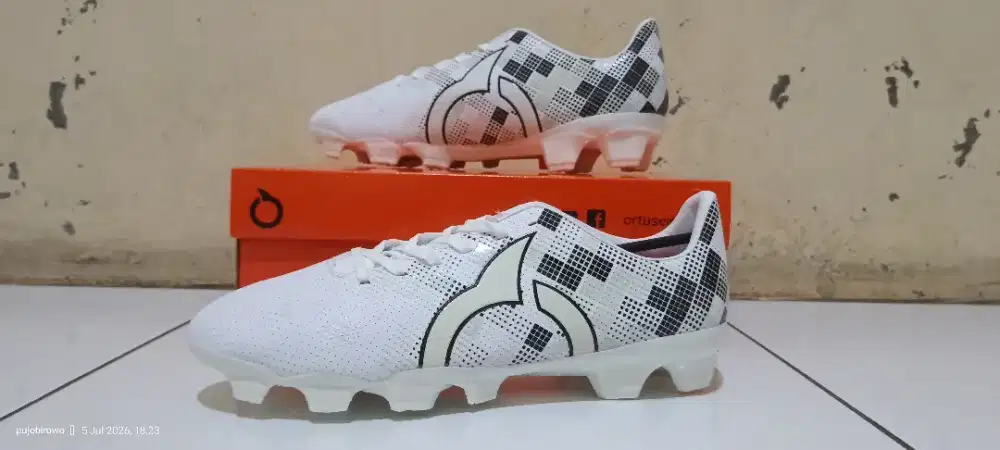 Sepatu bola size 41 ortuseight quadra