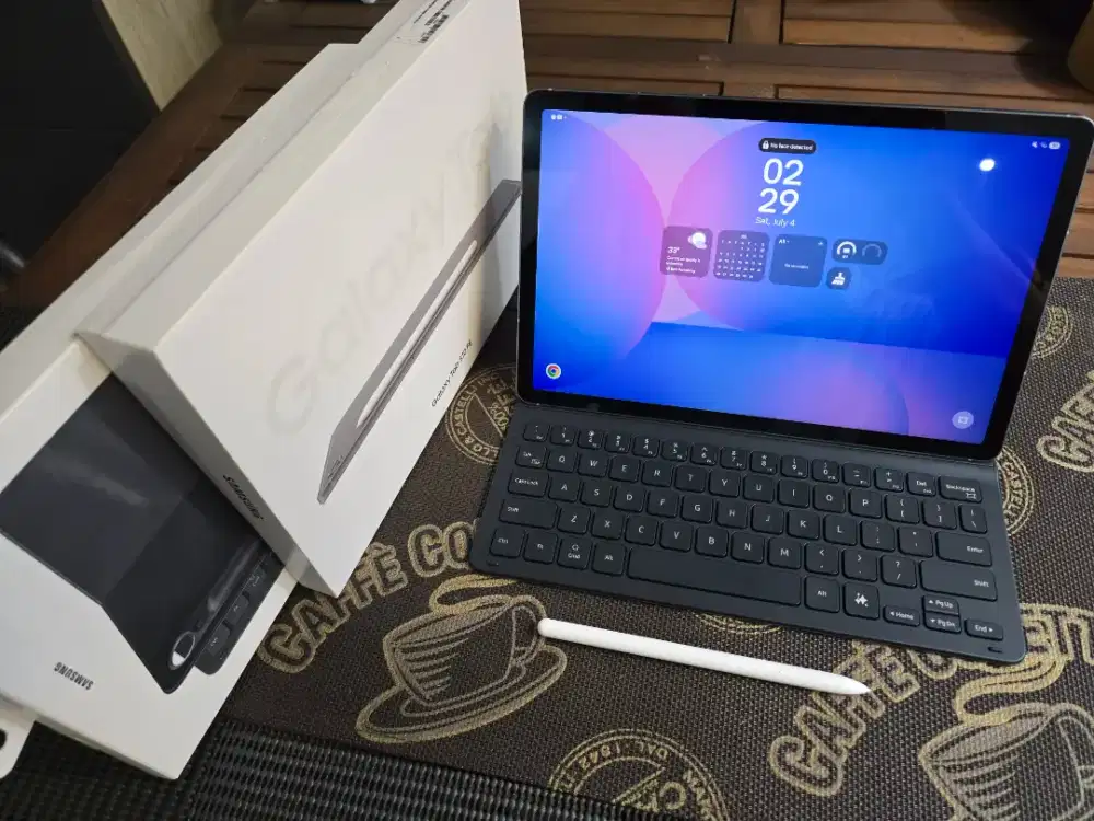 Samsung Tab S10 FE + Pen & AI Keyboard