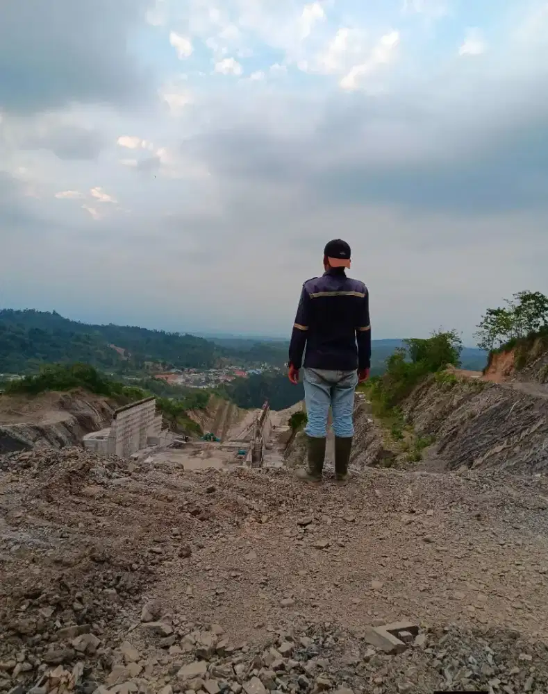 Mencari pekerjaan.