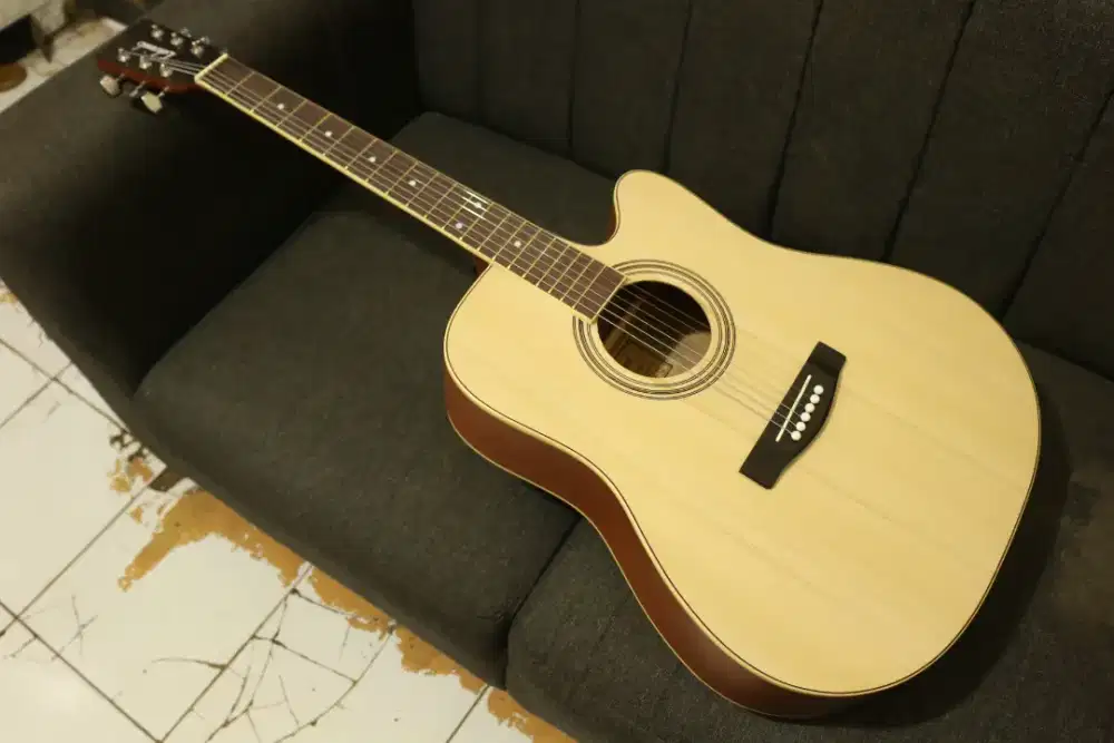 Gitar akustik body jumbo cutway