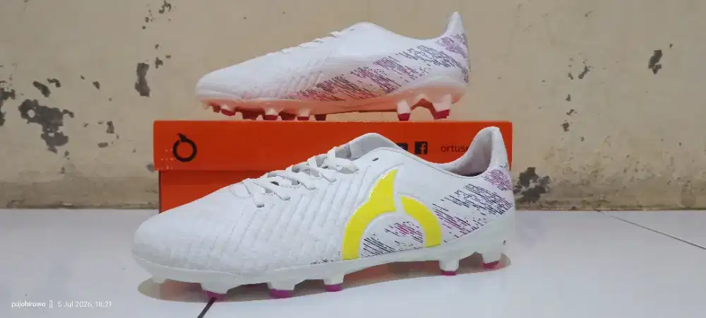 Sepatu bola size 42 ortuseight Vantage