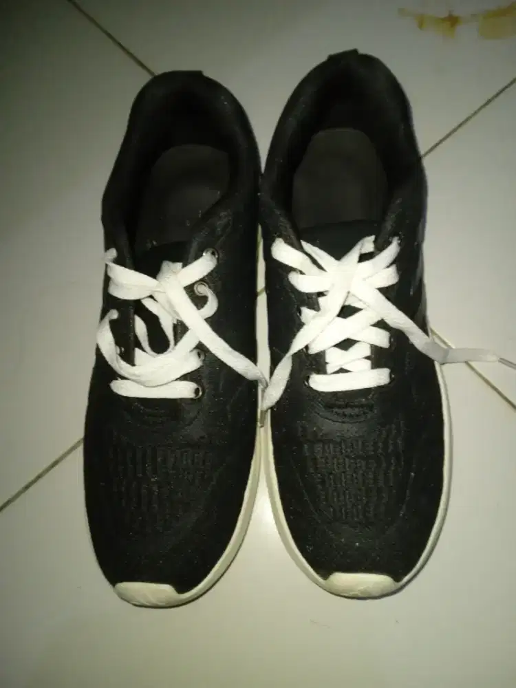 Sepatu olahraga size 42