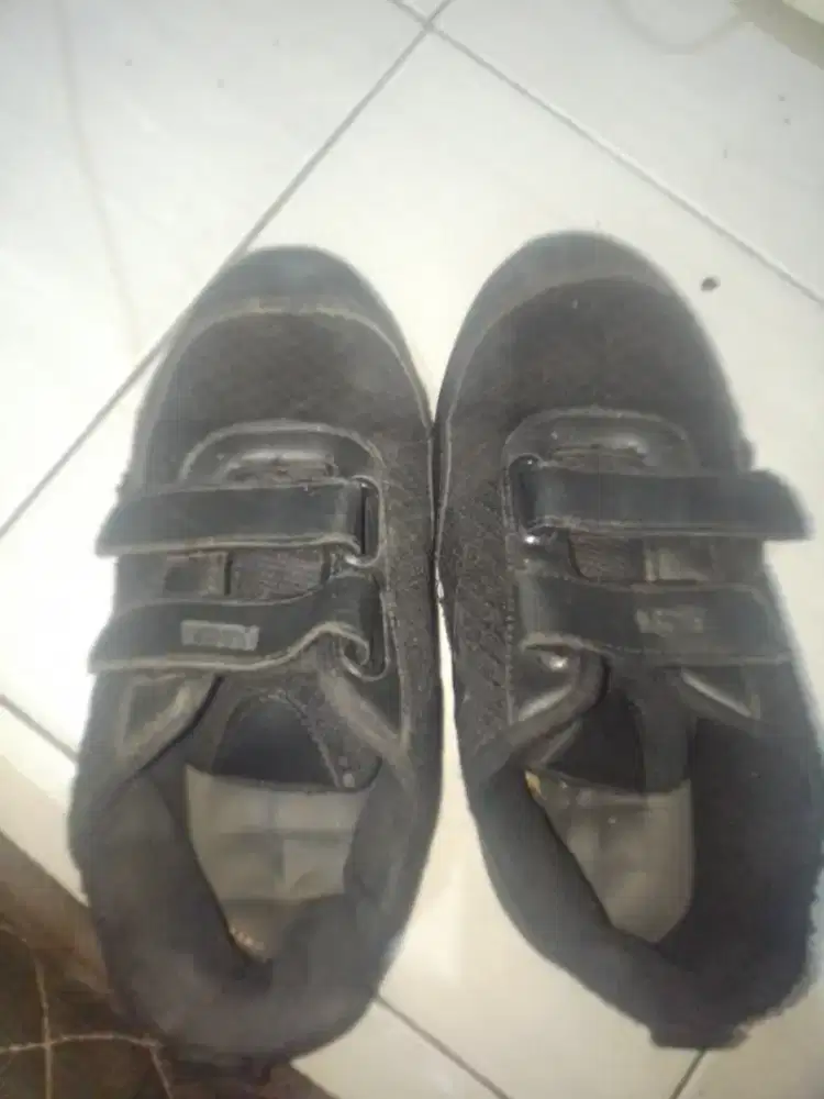 Jual sepatu bekas kondisi layak pakai