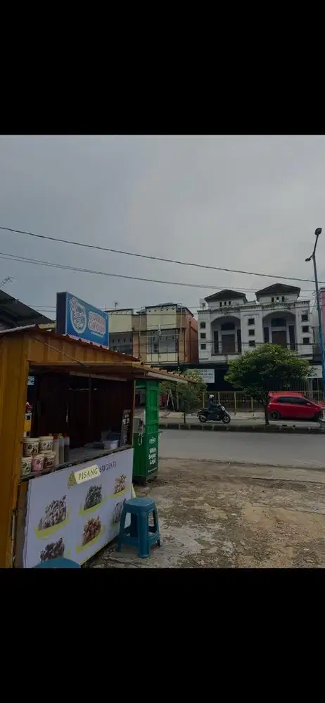 stand bekas jualan pisang keju