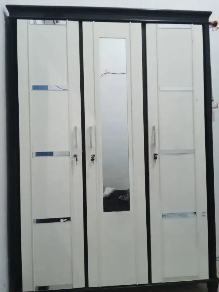 Dijual Lemari 3 pintu kondisi masih sangat bagus