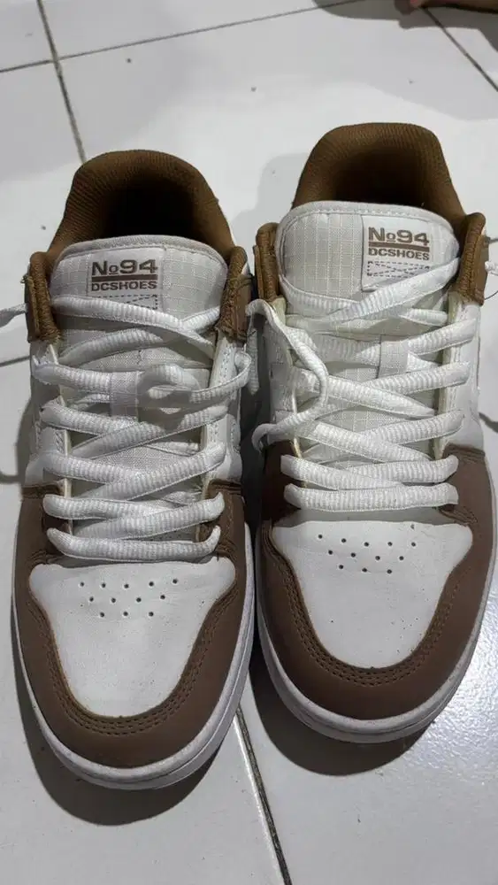 Sepatu DC coklat putih