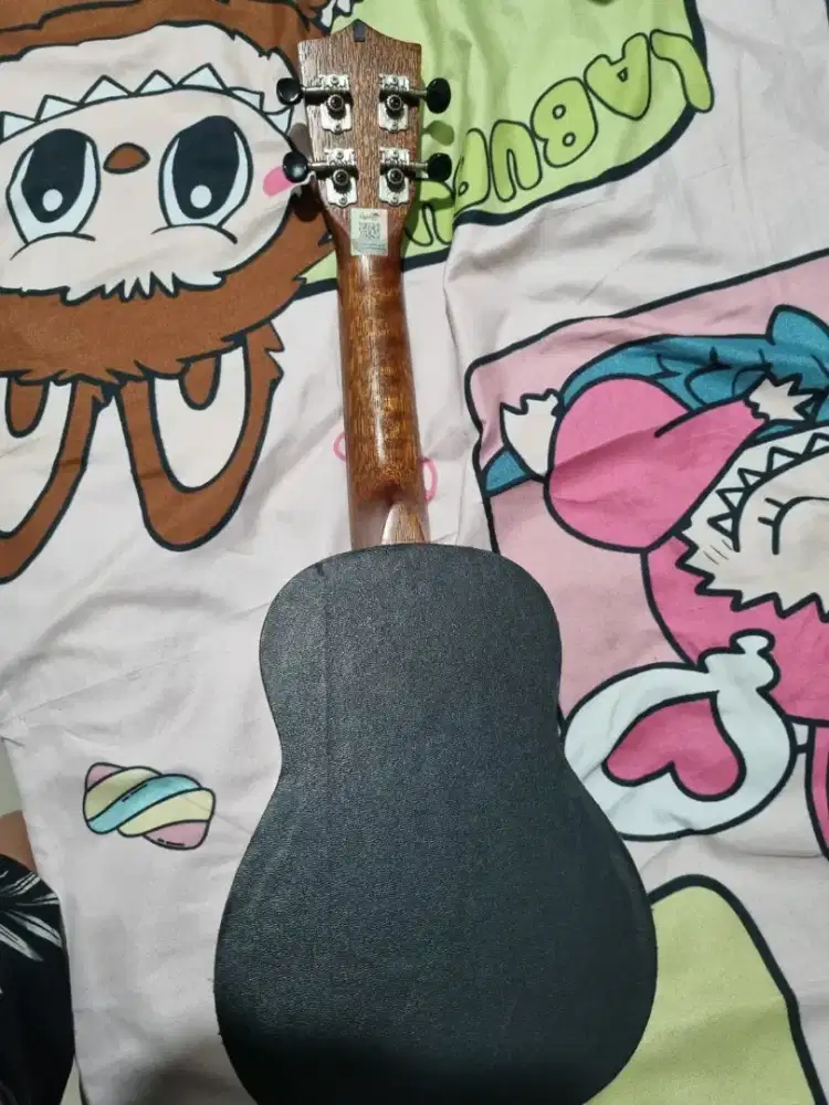 Gitar ukulele bekas