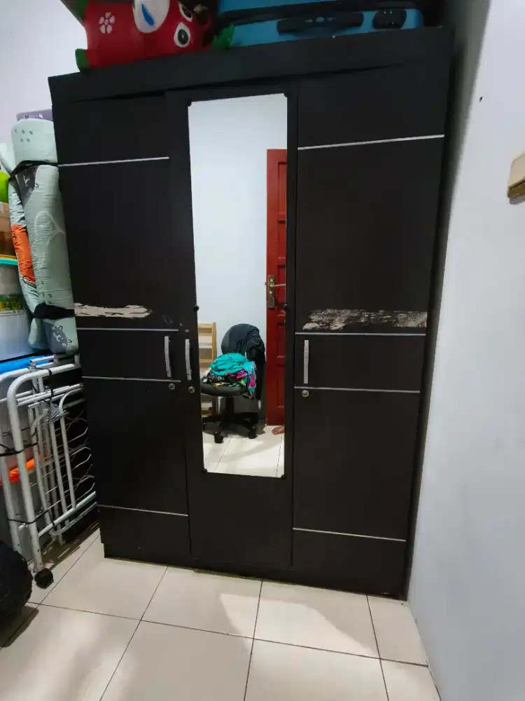 Lemari Pakaian 3 Pintu