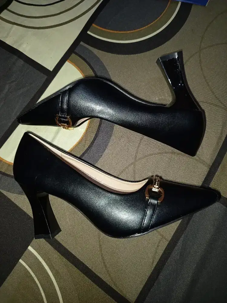 XES Black Heels