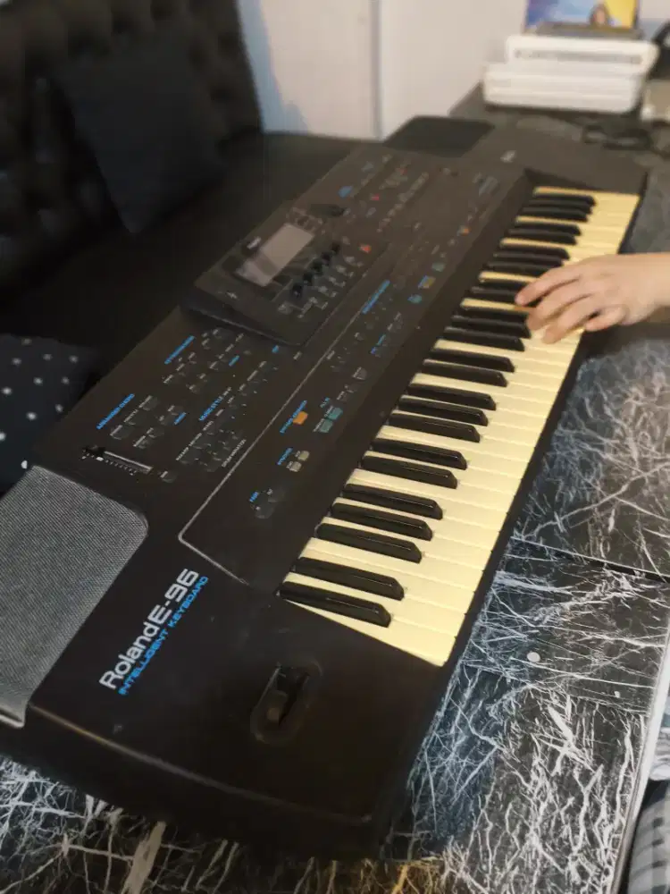 Di jual keyboard ROLAND E-96