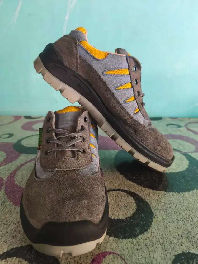 Sepatu Safety (Ujung Besi)