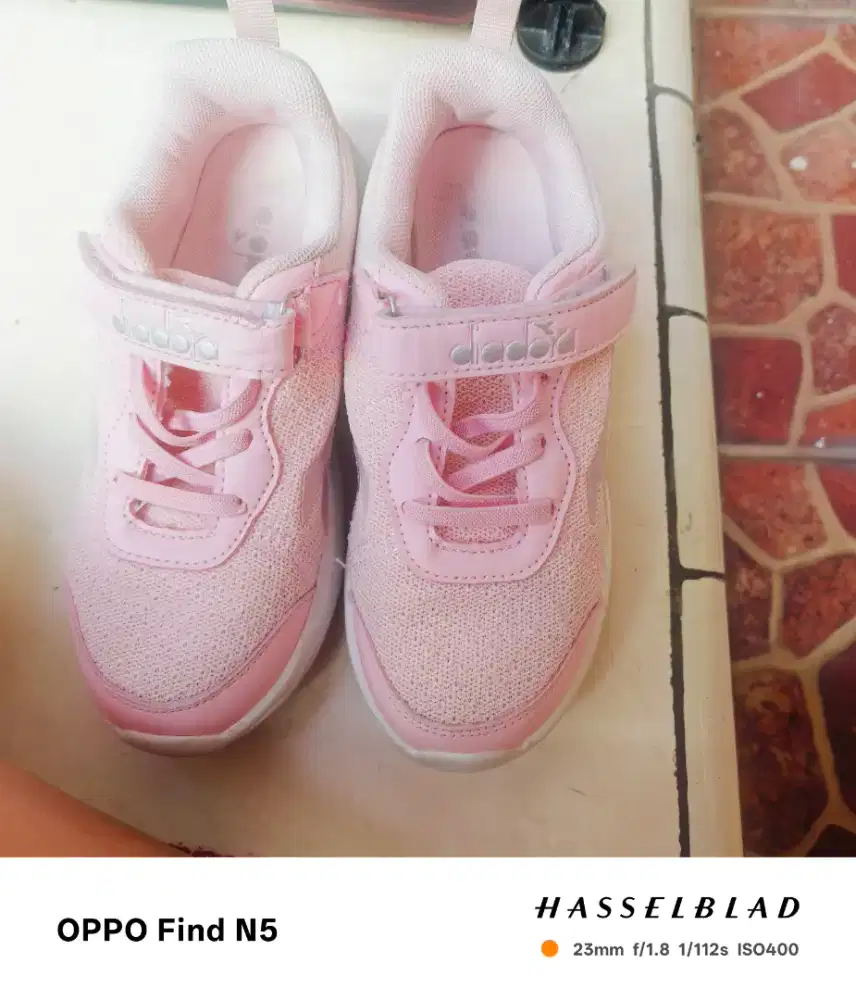 Sepatu diadora anak perempuan