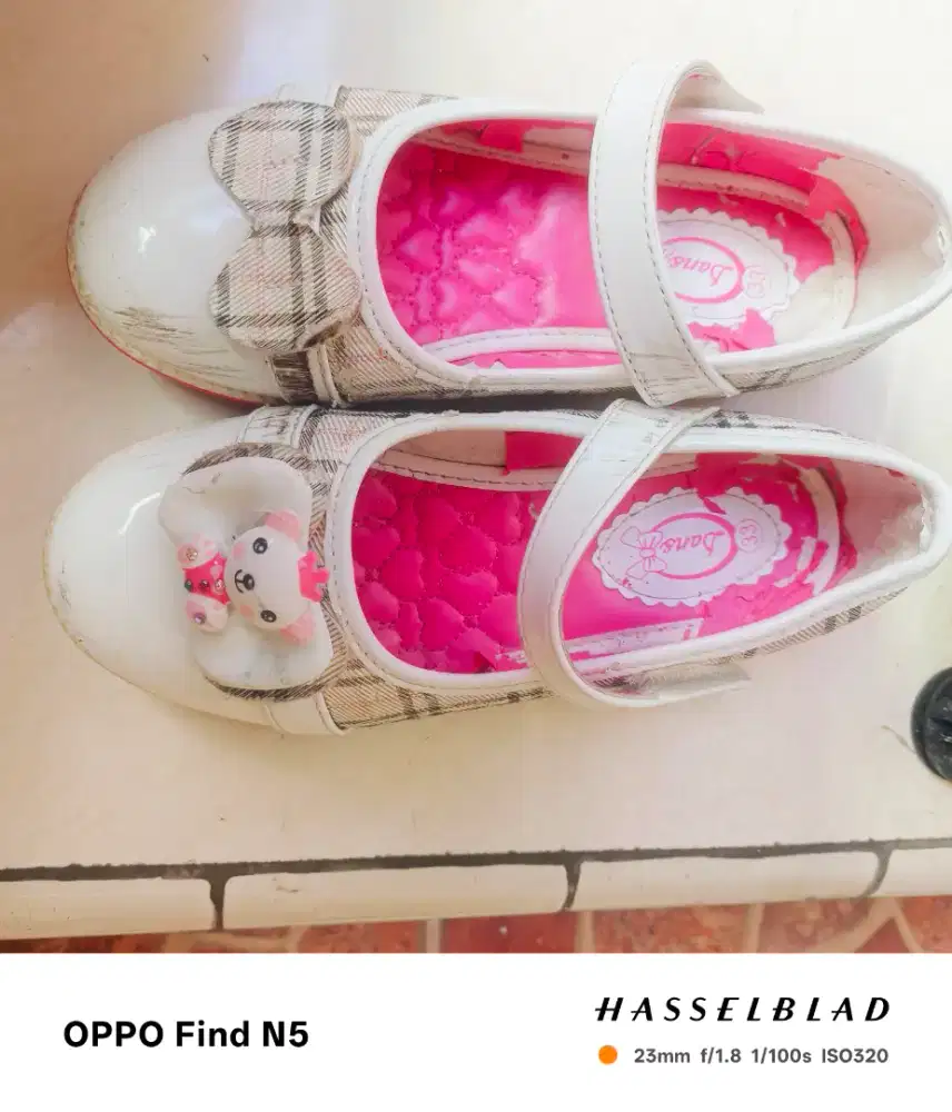 Sepatu anak perempuan