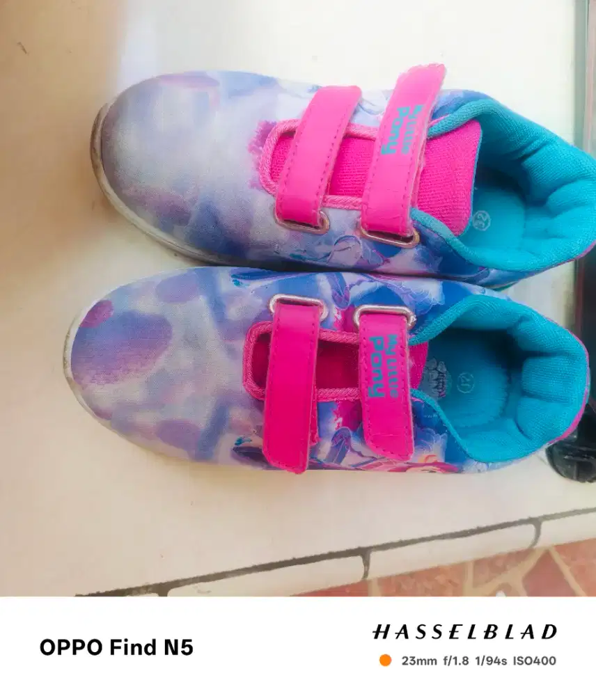 Sepatu anak perempuan