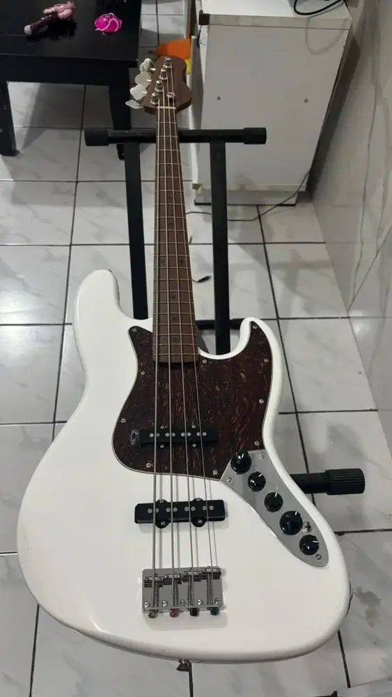 Bass Guitar Corona Guitar Research 4 String – Kondisi Seperti Baru