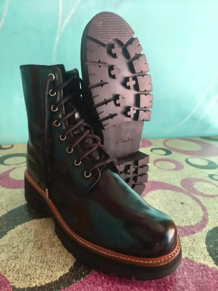 Sepatu Clarks High Boots Like New Unisex