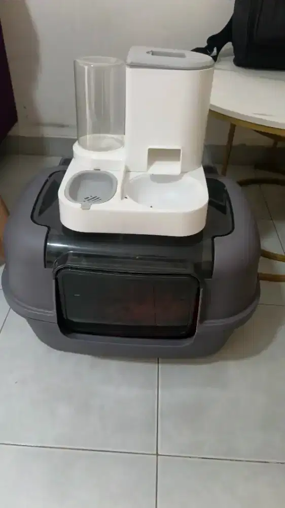Liter box dan dispenser kucing