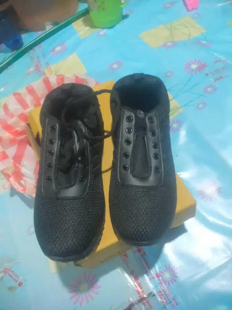 Berbagai sepatu dan sandal