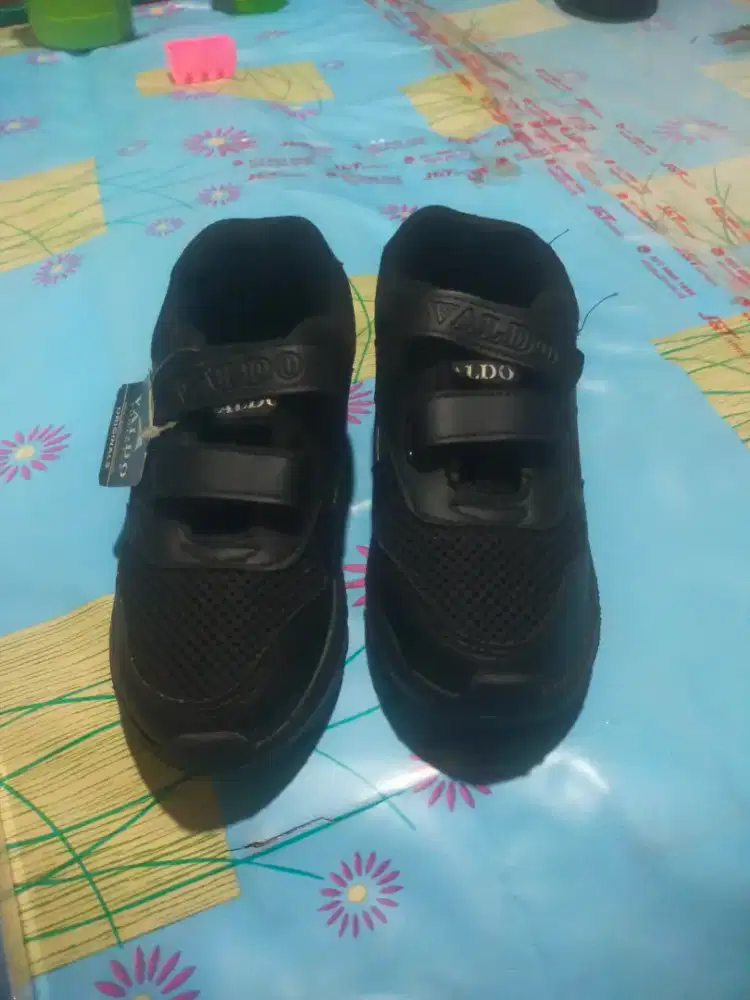 Berbagai sepatu dan sandal