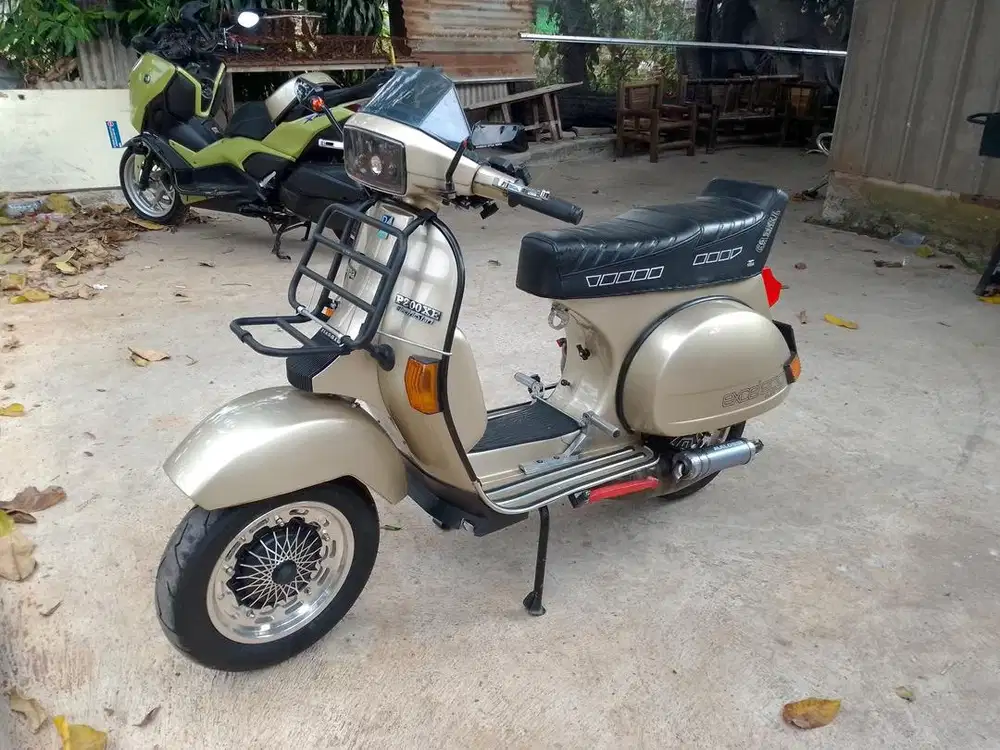 Vespa excel 200