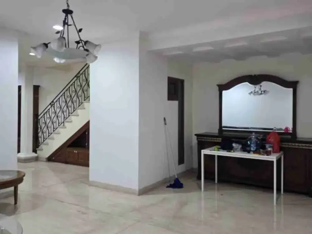 Disewakan rumah furnish lantai marmer di pik1 termurah
