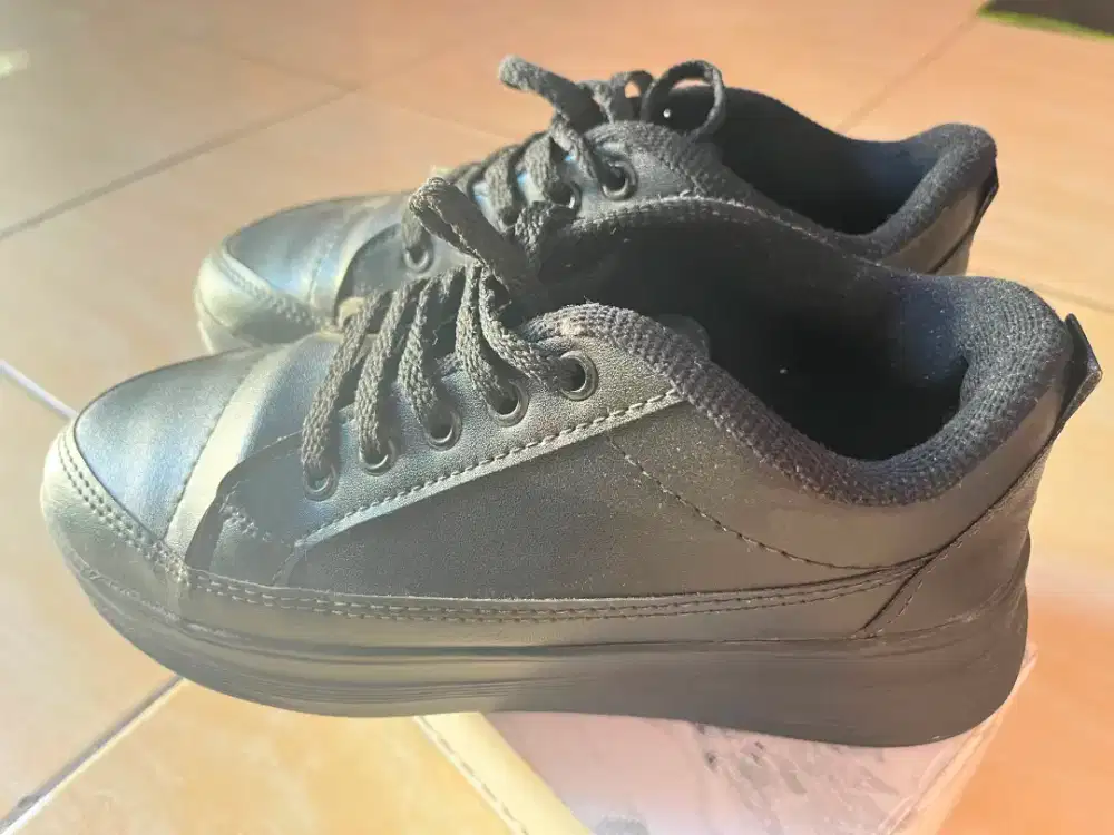 Sepatu hitam size 40